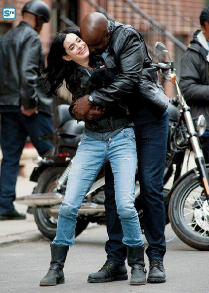 Jessica-Jones-Mike-Colter-and-Krysten-Ritter-on-Set-3-429x600.png