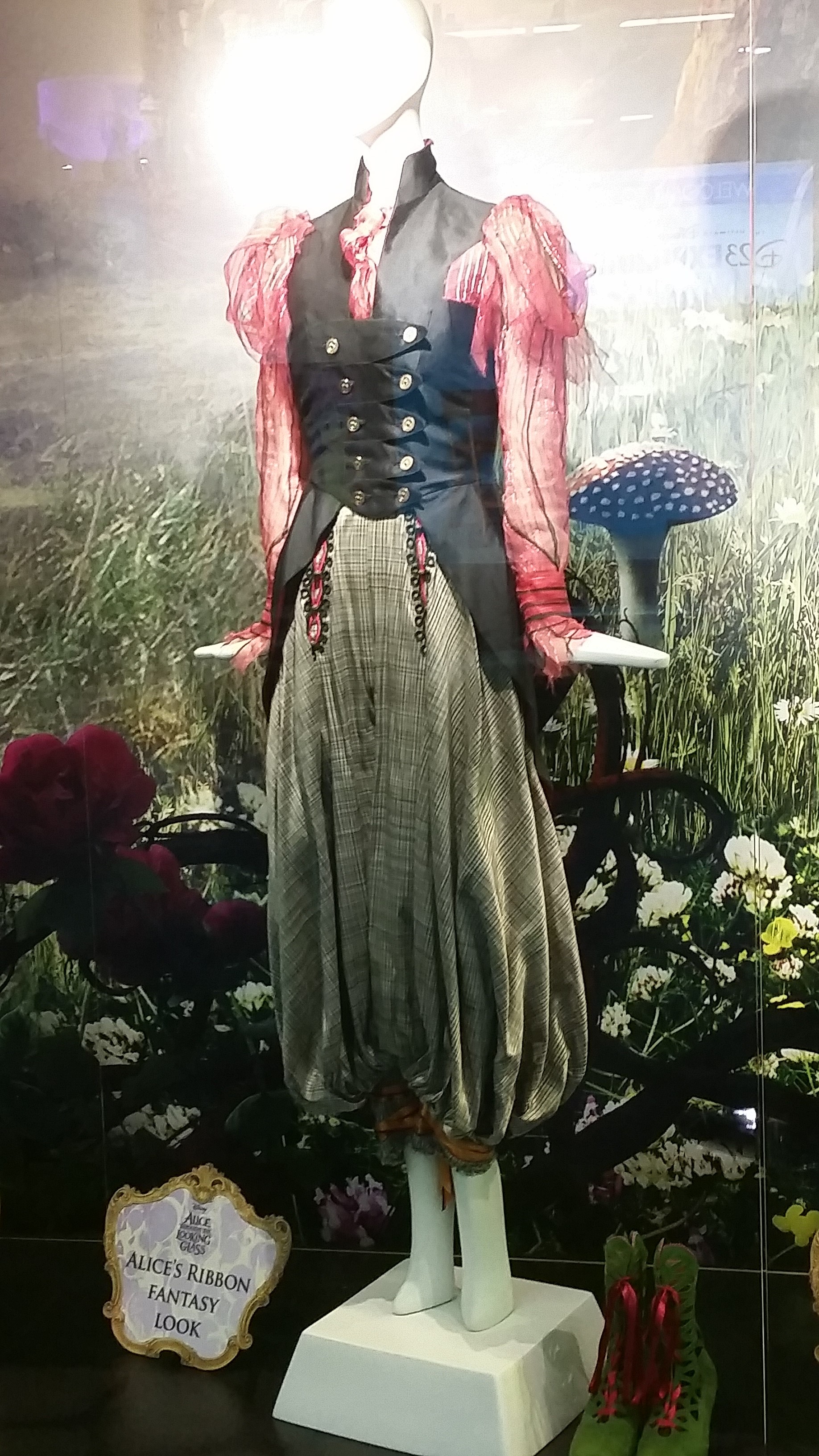 D23 Photos: Alice Through the Looking Glass Costume Exhibit - Overmental1836 x 3264